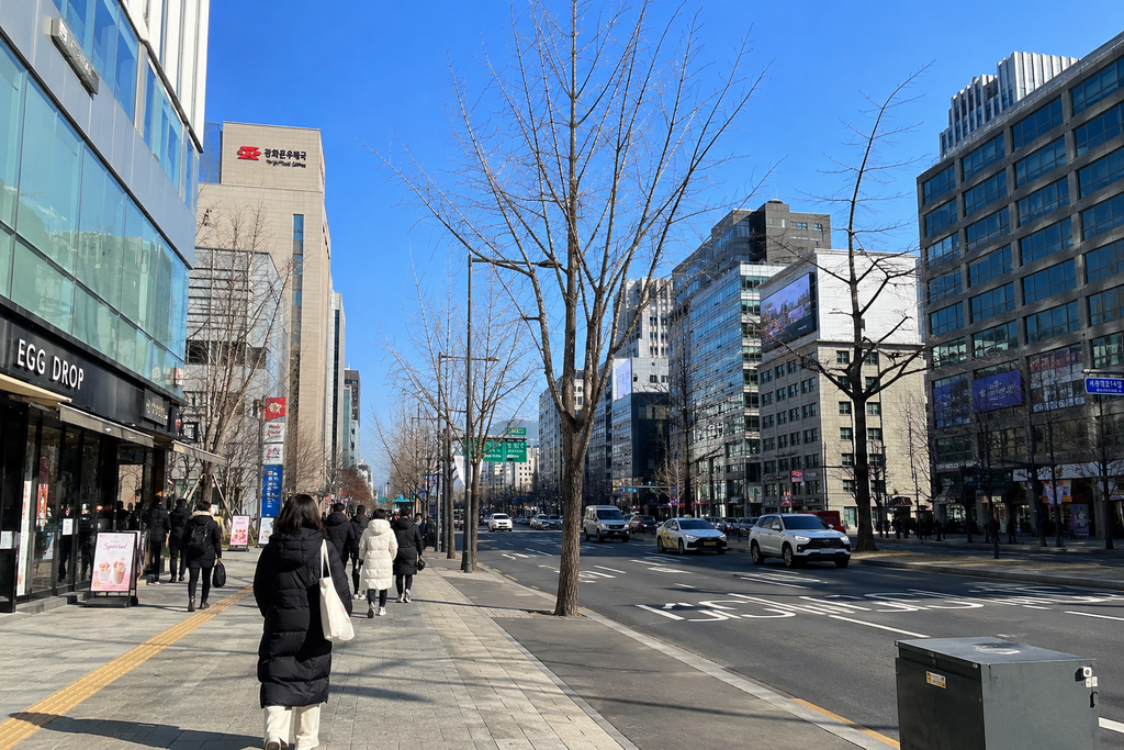 Clear winter day on a Seoul street in February