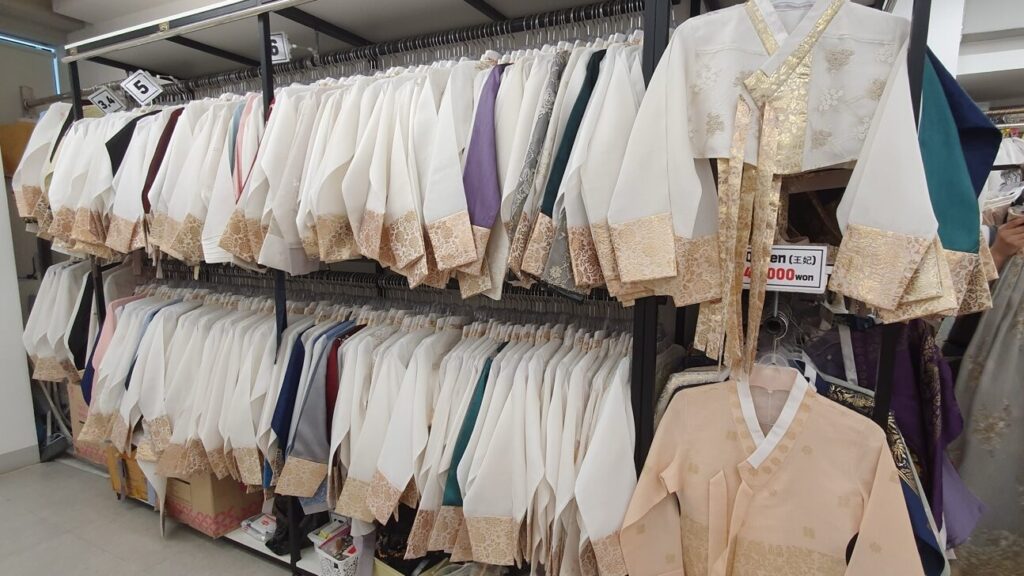 Traditional Korean hanbok jackets available for rent at Gureumi