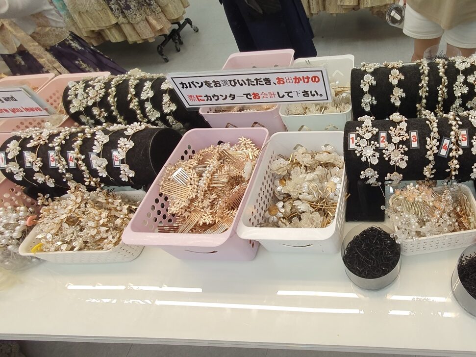 Hair accessories for hanbok rental near Gyeongbokgung Palace