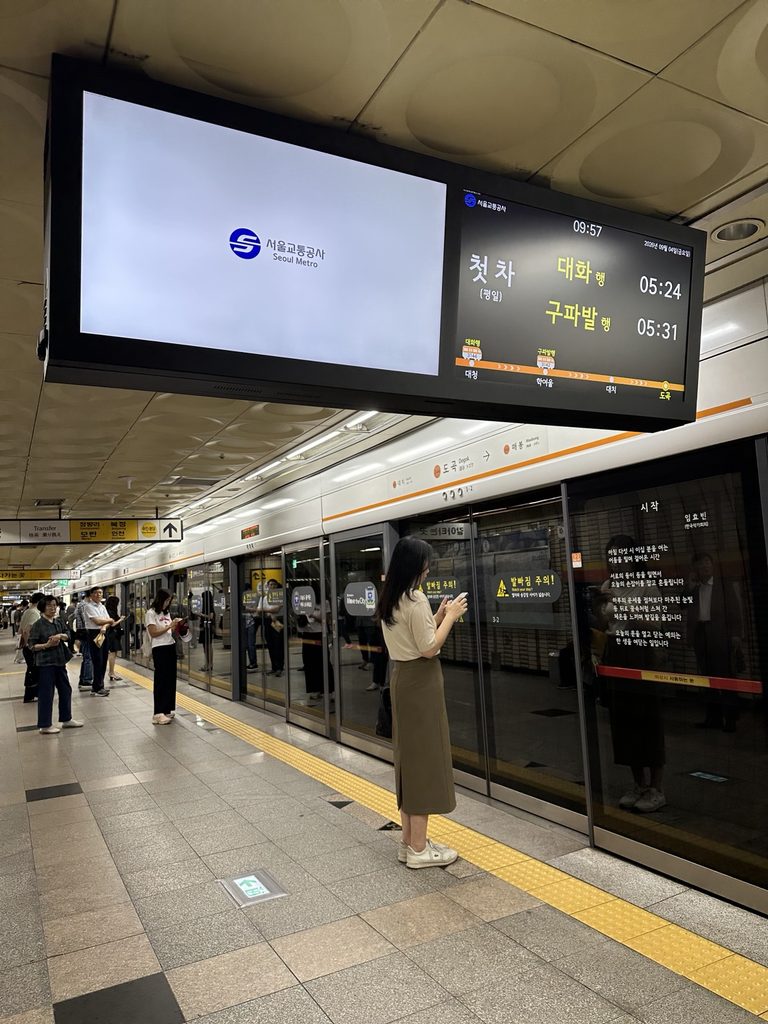 Seoul subway platform with screen doors and train arrival information