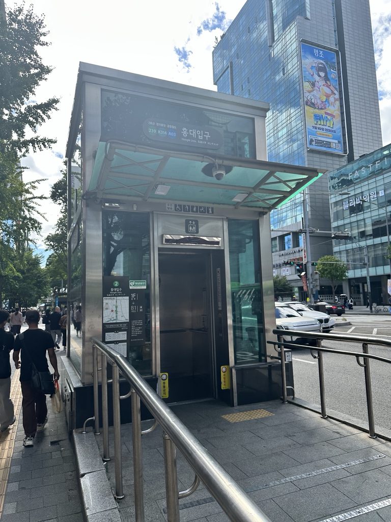 Elevator entrance at Hongik University Station in Seoul