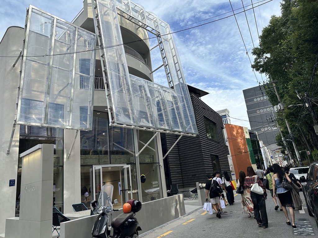 Distinctive storefront near the east side of Dosan Park in Gangnam