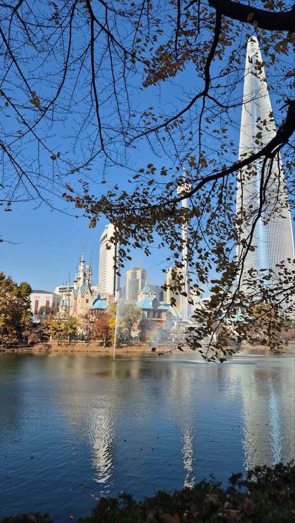 Seokchon Lake with Lotte World and Lotte World Tower in Jamsil, Seoul