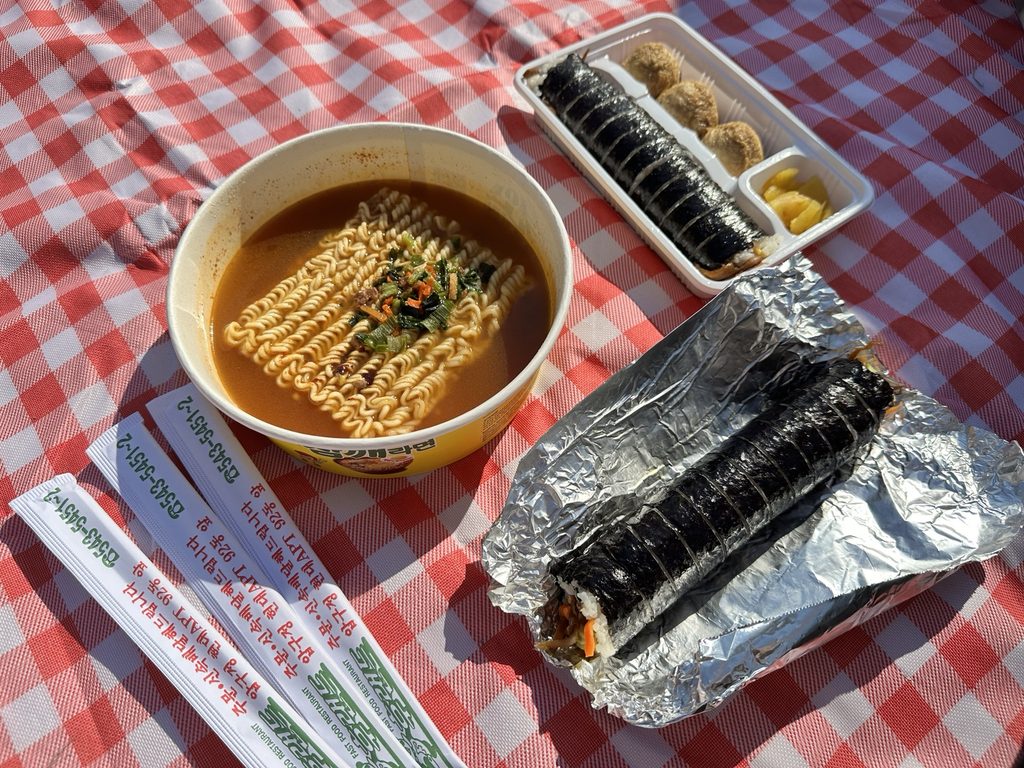 Korean instant ramen and gimbap picnic at Banpo Hangang Park in Seoul