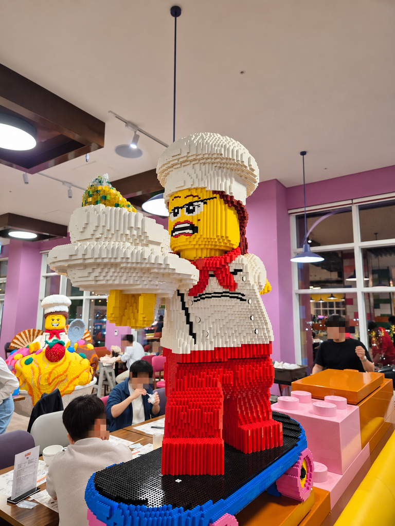 Large LEGO chef figure at LEGOLAND Korea
