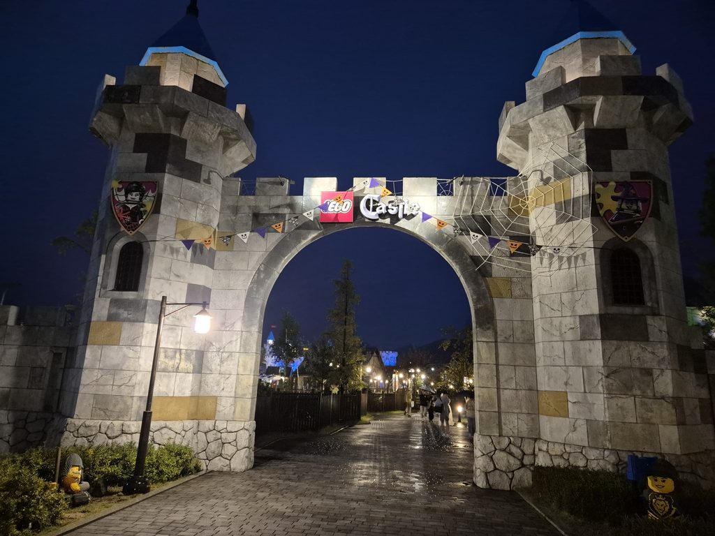 LEGO Castle entrance at LEGOLAND Korea at night